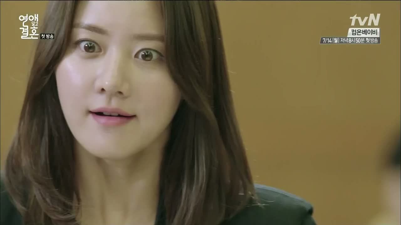 In a courtroom, a judge calls JOO JANG-MI (Han Groo) to the stand. The charge: stalking. How does she plead? As a man runs down the street and races up the ... - marriage01-00037