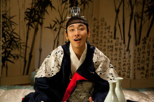 Joo Ji-hoon plays both prince and pauper