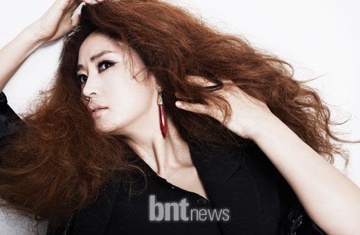Kim Hye-soo accessorizes fall fashion with dirt