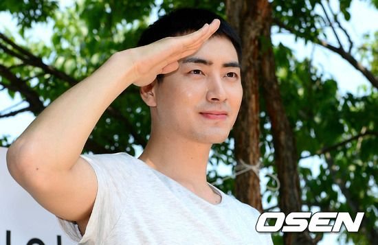 Lee Jun-hyuk reports for duty