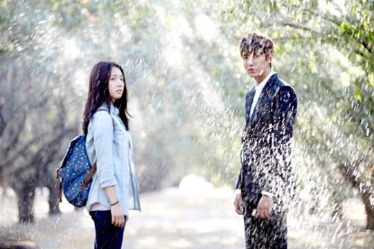 Romance via sprinklers for Heirs