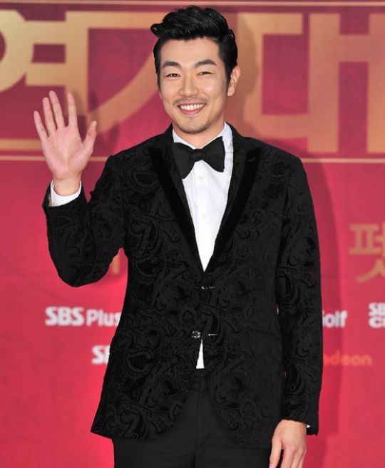 Lee Jong-hyuk headlines next tvN Flower Boy series