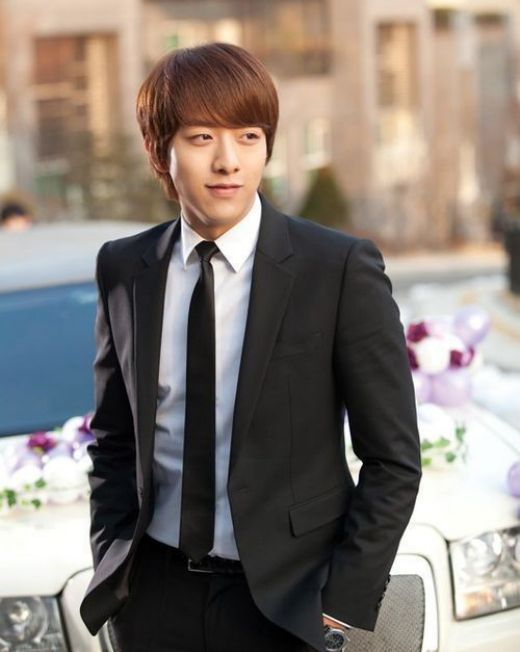CN Blue’s Lee Jung-shin joins Sword and Flower