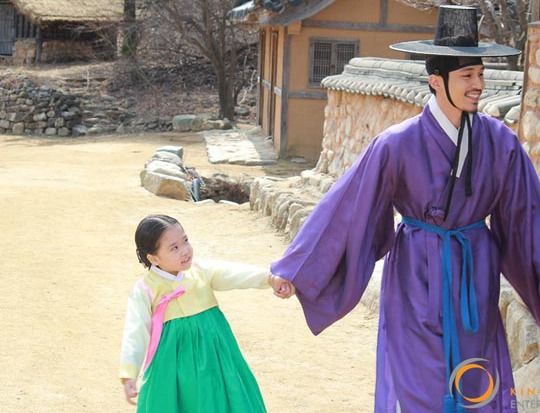 Lee Dong-wook as doting father in Mandate of Heaven