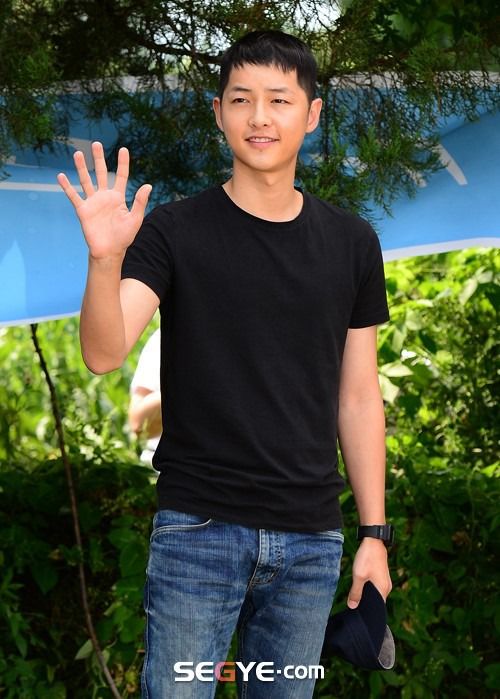 Song Joong-ki reports for army duty