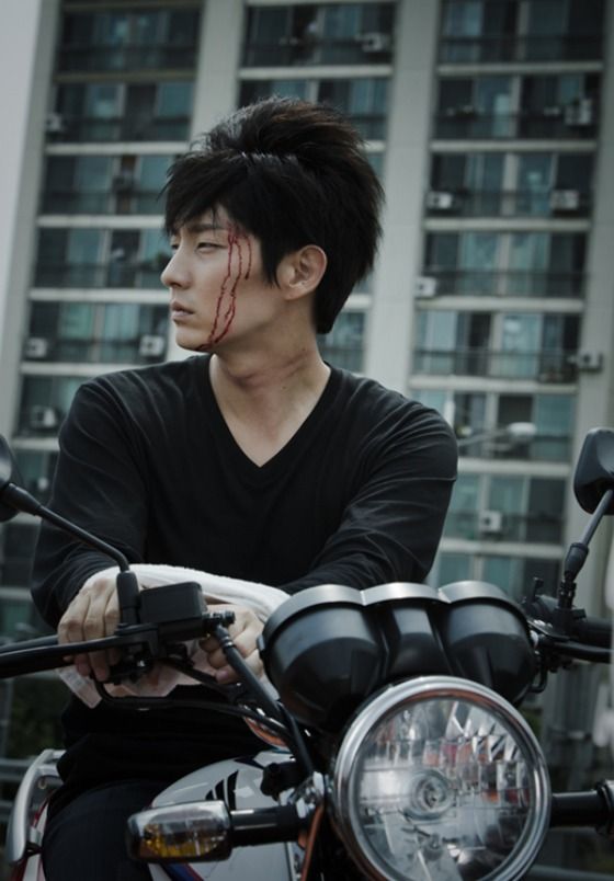 Lee Jun-ki’s bloody escape from the law in Two Weeks