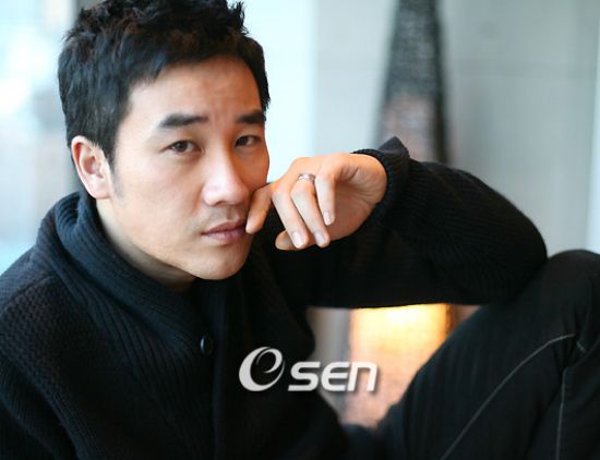 Uhm Tae-woong drops Yi Sun-shin, considers Sword and Flower