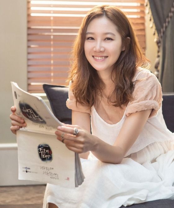 Gong Hyo-jin fractures arm in three-car collision