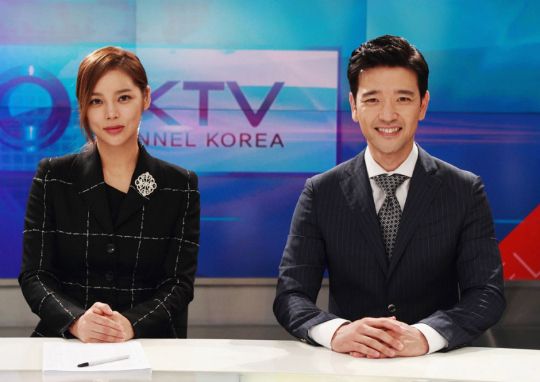 Park Shi-yeon as star news anchor and single mother