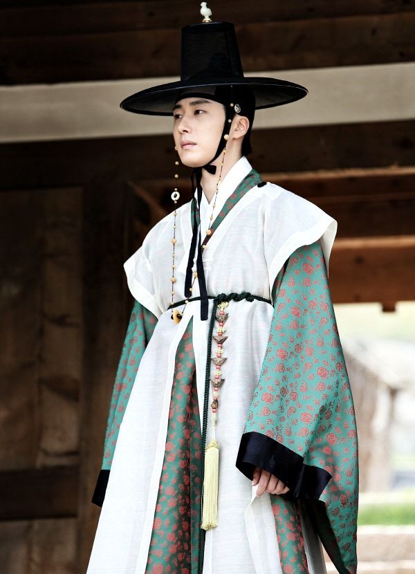 Jung Il-woo as prince by day, watchman by night