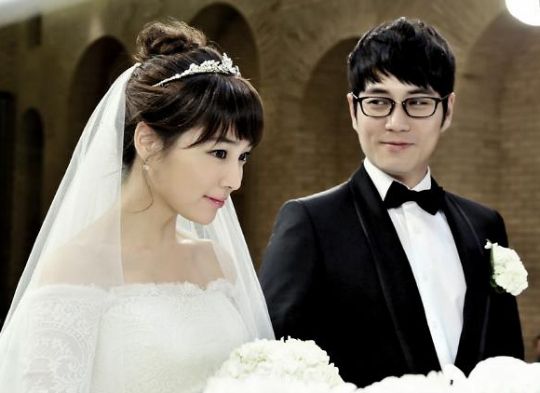 Lee Min-jung and Joo Sang-wook tie the knot in Sly and Single