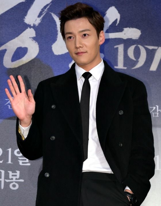 Choi Jin-hyuk discharged from army early due to knee injury