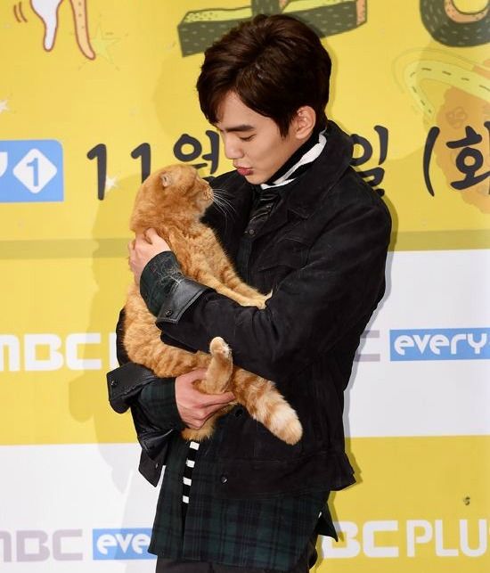 Yoo Seung-ho and cat co-star at press conference for Imaginary Cat