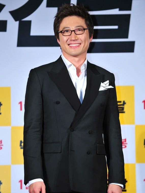 Park Shin-yang up for webtoon adaptation Neighborhood Lawyer