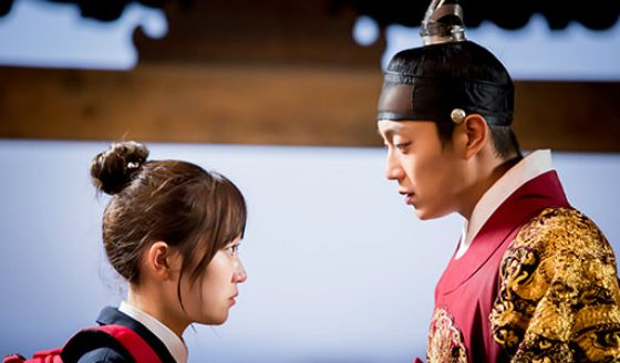 High school girl meets Joseon king in Splish Splash Love