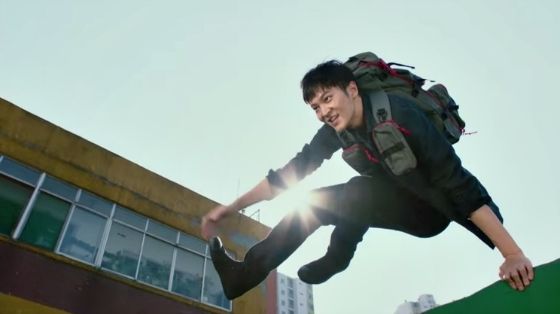 Joo-won leaps across rooftops for Yong-pal
