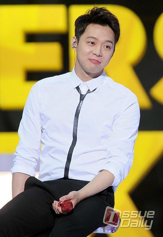 Yoochun reports for army duty