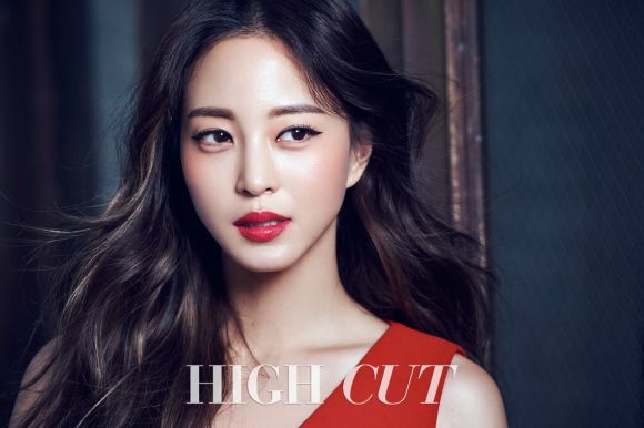 Han Ye-seul up to play spirited lawyer in new drama Defendant