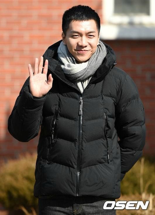 Lee Seung-gi reports for army duty