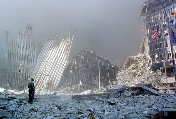 Вскоре после теракта 11 сентября 2001 года. Человек кричит, чтобы понять, где там под завалами есть люди, которым требуется помощь
