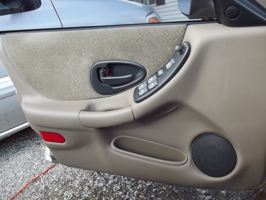 picsofinsidecar2-18-2012009.jpg