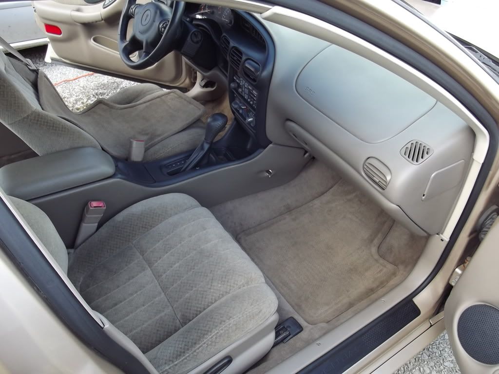 picsofinsidecar2-18-2012012.jpg