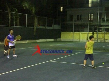 Lần lượt tập cú thuận tay tennis do thầy dạy tennis hướng dẫn