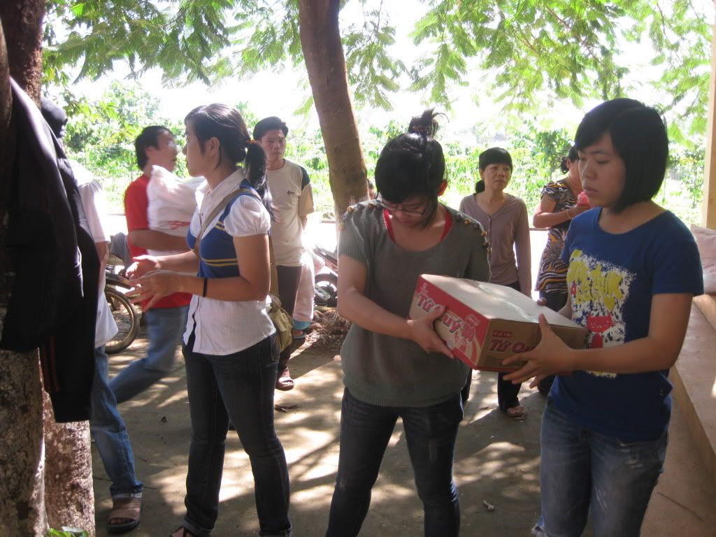 Thăm tặng quà cho làng nghèo Bình Phước - 1