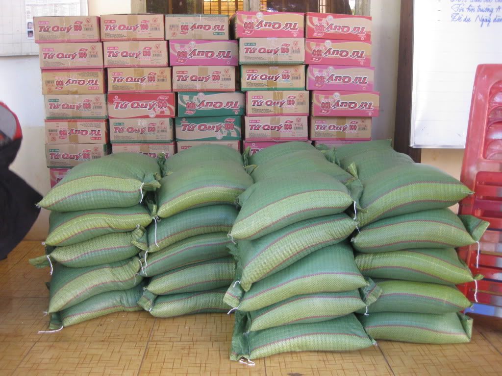 Thăm tặng quà cho làng nghèo Bình Phước