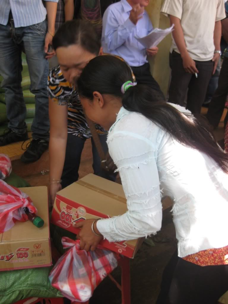 Thăm tặng quà cho làng nghèo Bình Phước - 2