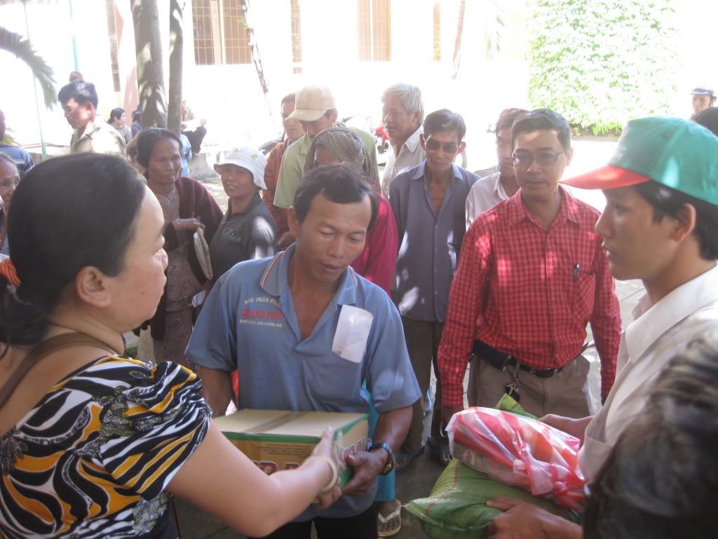 Thăm tặng quà cho làng nghèo Bình Phước - 4