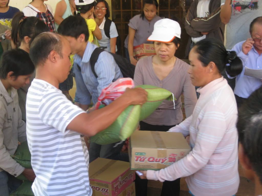 Thăm tặng quà cho làng nghèo Bình Phước - 5