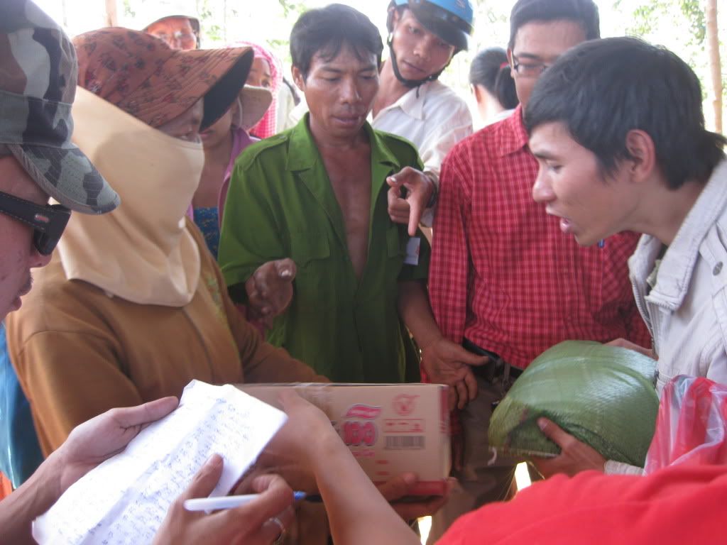 Thăm tặng quà cho làng nghèo Bình Phước - 7