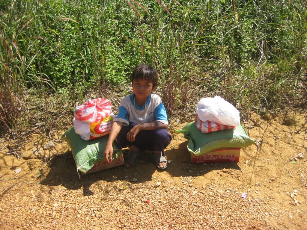 Thăm tặng quà cho làng nghèo Bình Phước - 9