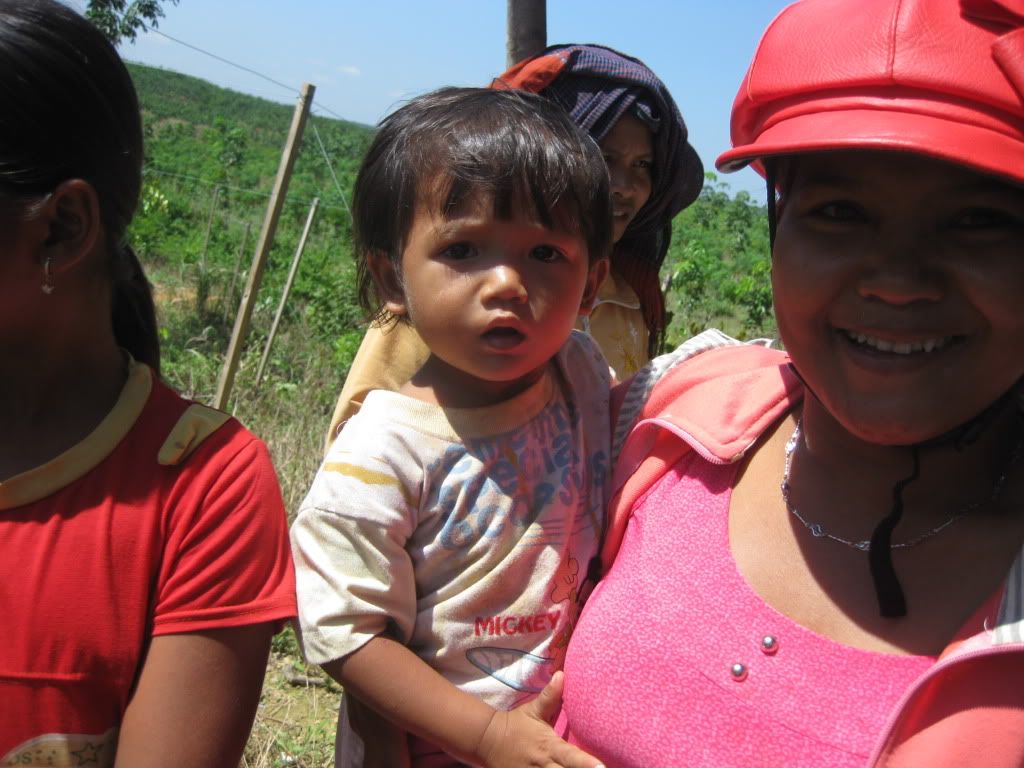 Thăm tặng quà cho làng nghèo Bình Phước - 8