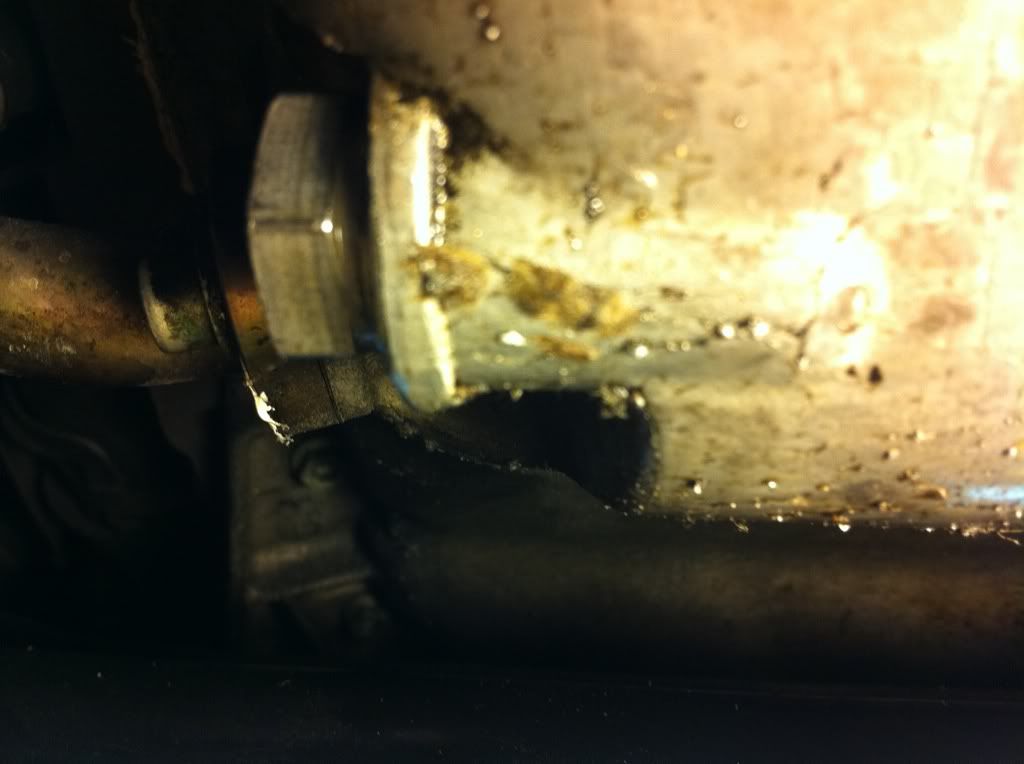 Does it look like the pan is cracked around the drain plug area