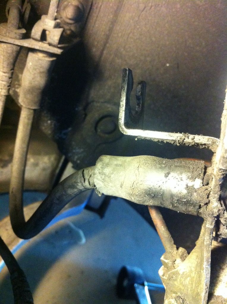 Brake hose crack, brake reservoir crack. Serious? Volkswagen Passat Forum